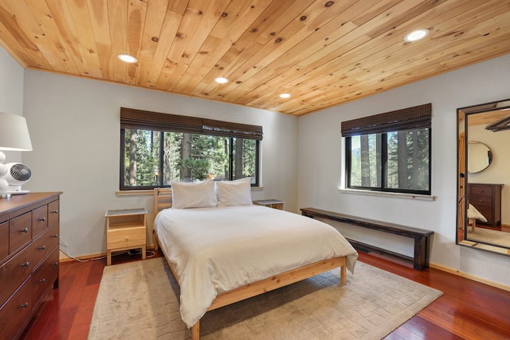 חדר שינה מס '2 - יחידת הורים עם קווין וחדר רחצה צמוד