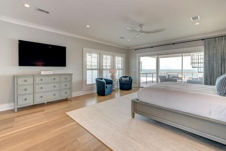 Master bedroom #1 with ensuite bathroom and porch access