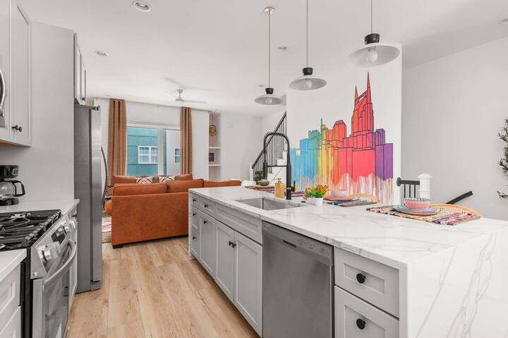 Nash Skylight: 11 Beds w Hot Tub ~ 5 Min Downtown gallery image 4