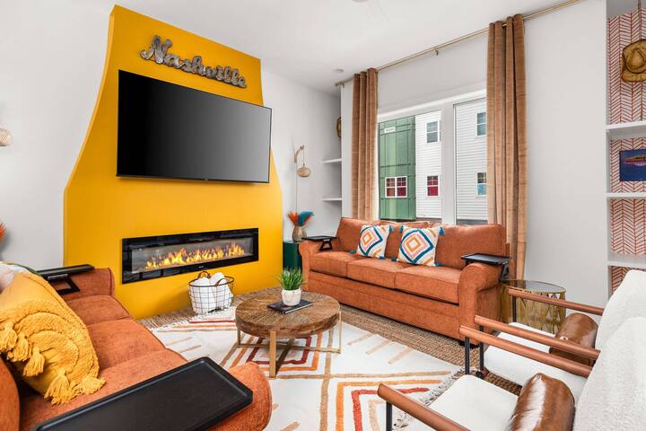 Nash Skylight: 11 Beds w Hot Tub ~ 5 Min Downtown