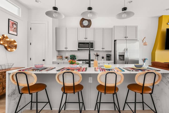 Nash Skylight: 11 Beds w Hot Tub ~ 5 Min Downtown gallery image 3