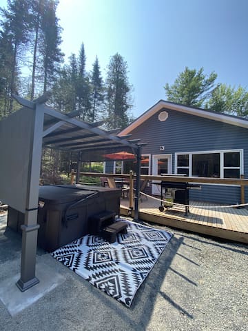 The Hideaway Cottage w/Hot tub and Private trails