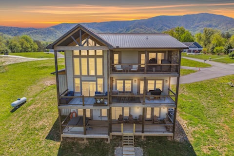 Luxury 4 BR Cabin overlooking valley w/ Hot Tub!