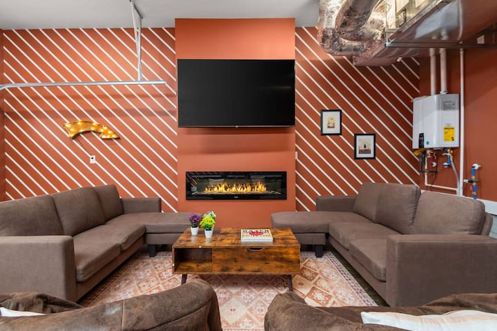 2 Condos – 19 Beds – 2 Hot Tubs – 3 Mi to Broadway gallery image 3