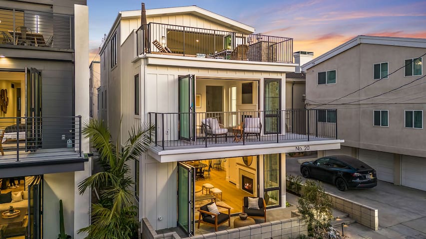 Beach Paradise – Stunning 3-Story in Long Beach! gallery image 2