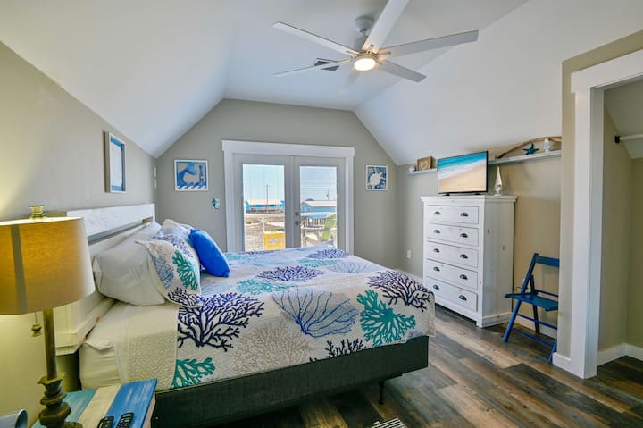 يتميز هذا المنتجع المكون من غرفة نوم بسرير كينج في الطابق الثاني بتلفزيون ذكي وشرفة واسعة