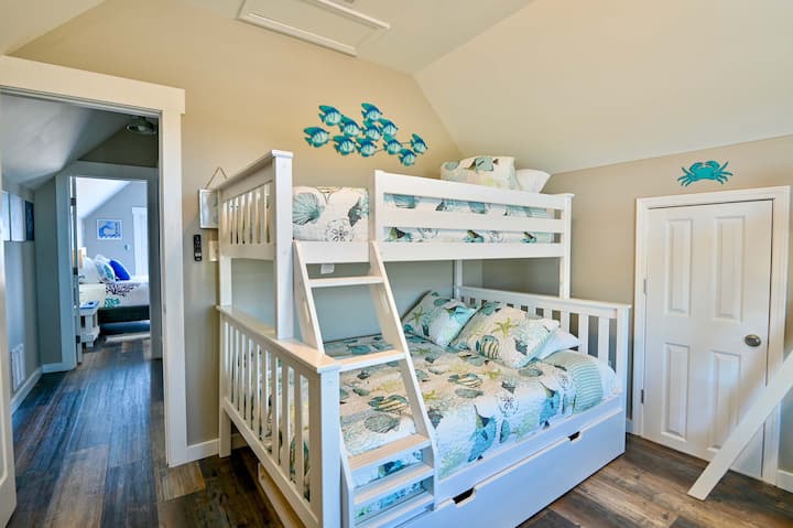 توفر غرفة النوم في الطابق الثالث أسرّة مزدوجة ممتلئة وسريرين مزدوجين مع تلفزيون ذكي