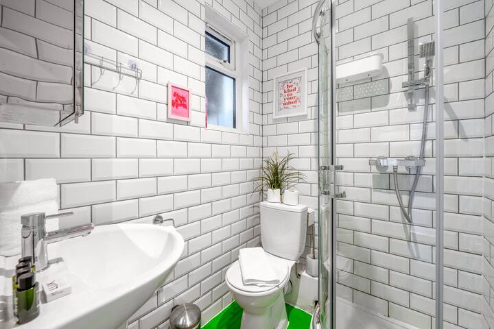 Ideal for Contractor & Relocators | Central London gallery image 5