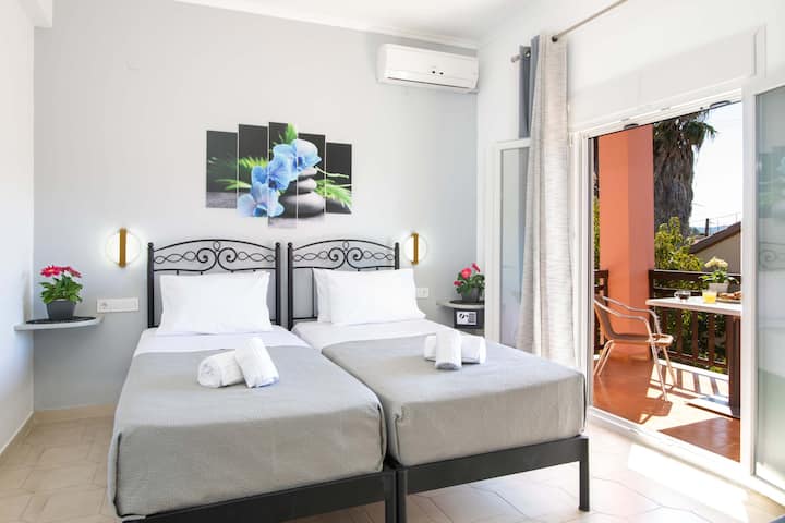 Dormitorio 2 – Amplio y soleado – Elegante habitación con acceso al balcón y ambiente tranquilo.