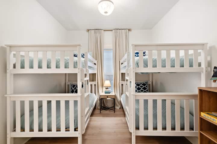 Amplia habitación con literas y dos literas individuales, ¡perfecta para niños o grupos!