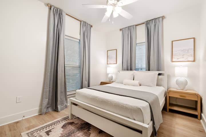 Amplio segundo dormitorio con una cómoda cama tamaño Queen, perfecta para una gran noche de sueño.