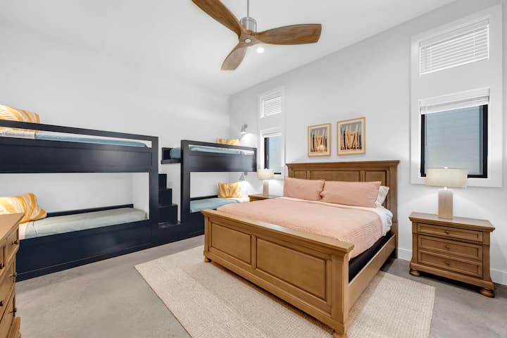 Спална соба 2: брачен и 2 двокреветни кревета на спрат