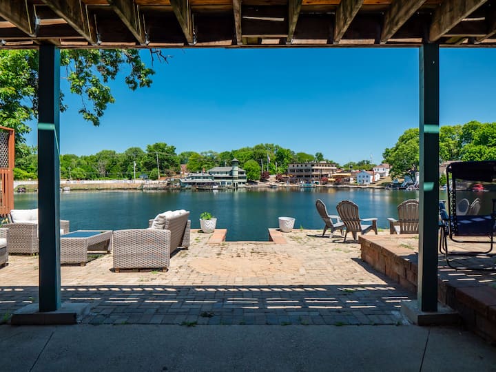 Lake Front - Kayak - Hot Tub - Sleeps 8