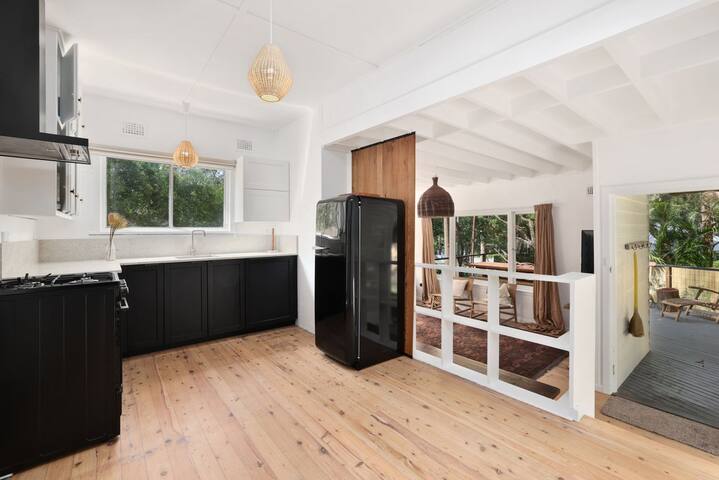 Bungalow 127 at Avalon pde, 800m walk to beach gallery image 4