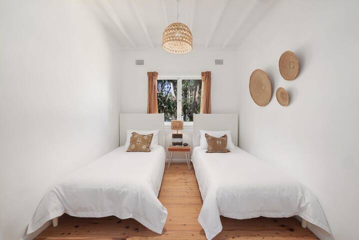 Bungalow 127 at Avalon pde, 800m walk to beach gallery image 3