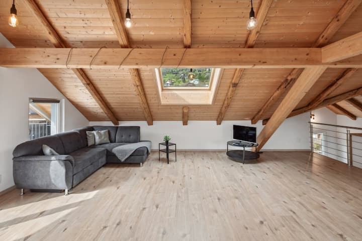 Ambient ndenjeje dhe ngrënieje me hapësirë të bollshme