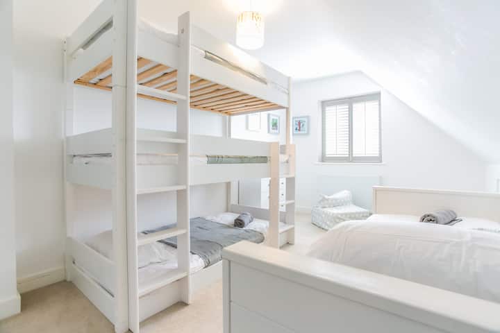 Chambre des enfants avec lits superposés