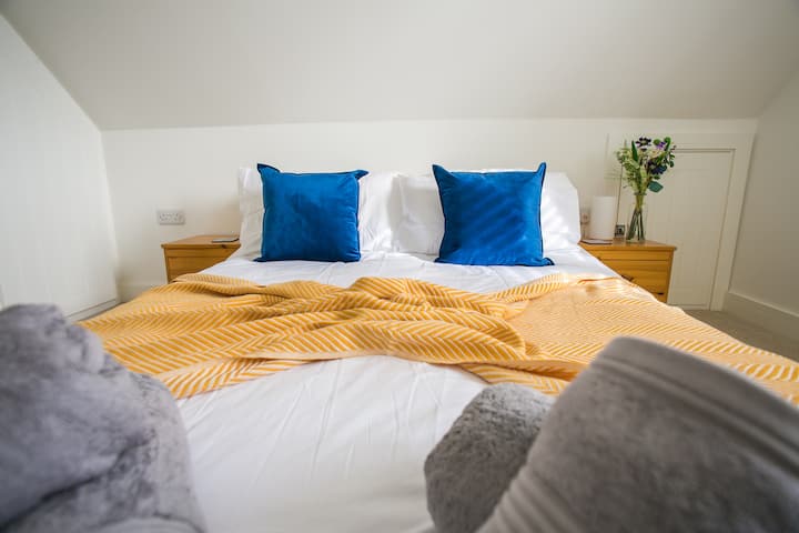 Chambre avec très grand lit au premier étage