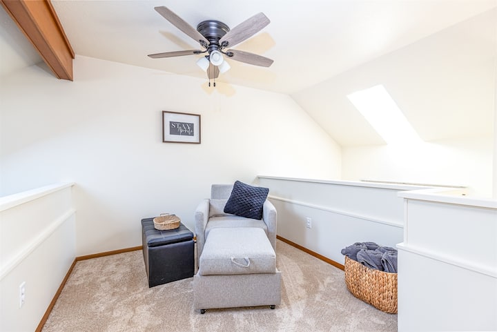 Простор на поткровје на горното ниво - совршено место за да се чувствувате пријатно со книга.  Покрај фотелјата, достапен е и брачен воздушен душек.