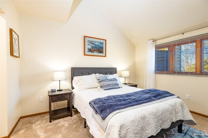 Спална соба на повисоко ниво (брачен кревет (широк 150-179 см) со сопствена бања