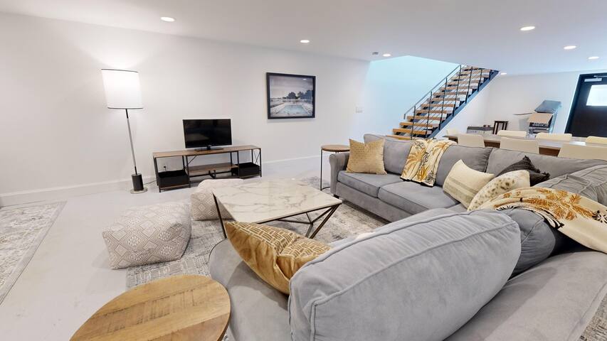 Big Stylish Downtown Loft “Wolf Den” gallery image 3