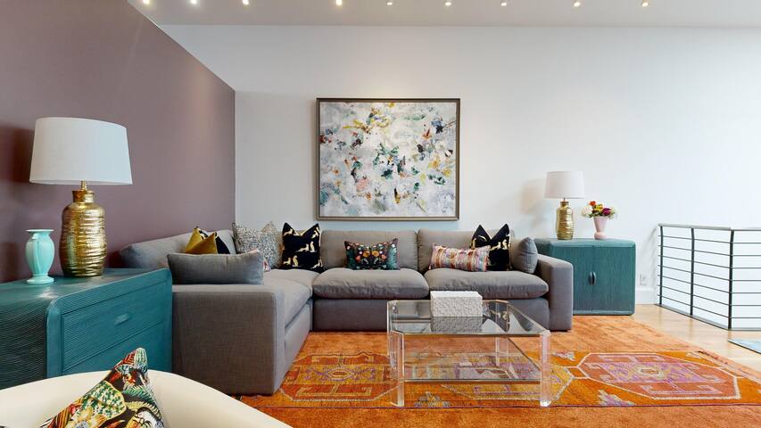 Big Stylish Downtown Loft “Wolf Den” gallery image 4