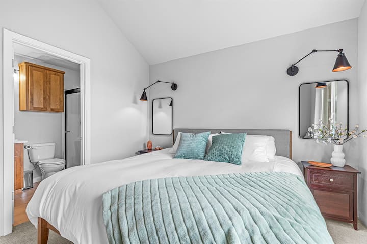 Talent Cottage- 2 King beds, 2 bath with garage!