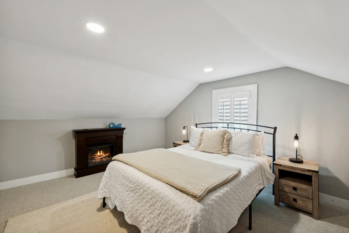 غرفة نوم علوية بحجم كوين مع مدفأة وإمكانية الوصول إلى غرفة الألعاب