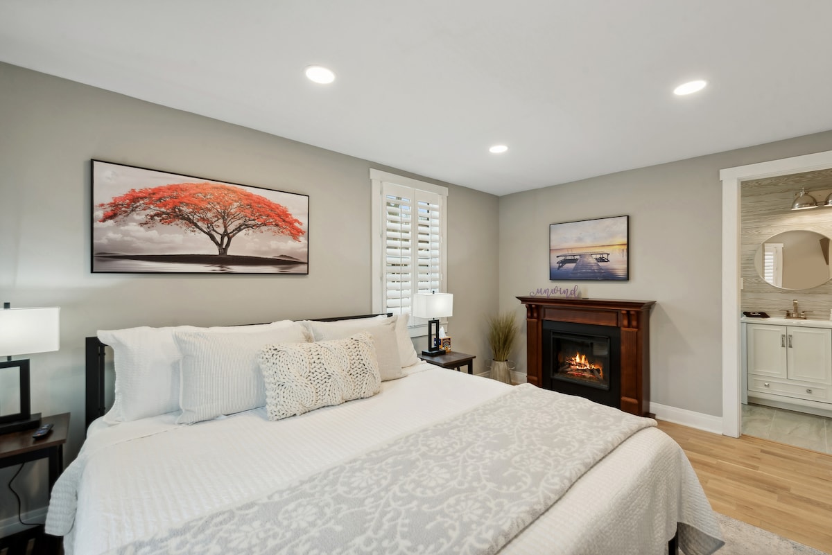 حمام داخلي في الطابق الرئيسي مع مدفأة وبياضات فندقية فاخرة