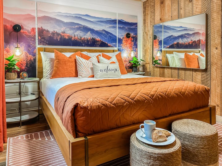 Oddýchnite si v našej útulnej spálni zdobenej umeleckými dielami s jesennou tematikou, luxusnou manželskou posteľou a vychutnajte si ručné koláče z sadov Mercier, ktoré sú vzdialené len kúsok jazdy autom.