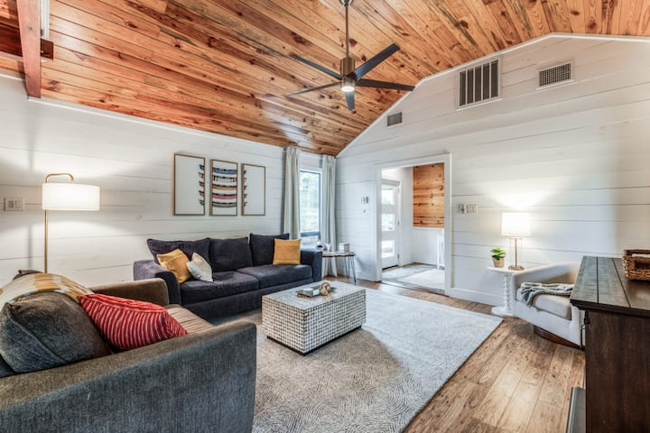 Ნათელი და ჰაეროვანი საცხოვრებელი სივრცე თანამედროვე ავეჯითა და ბუნებრივი განათებით.