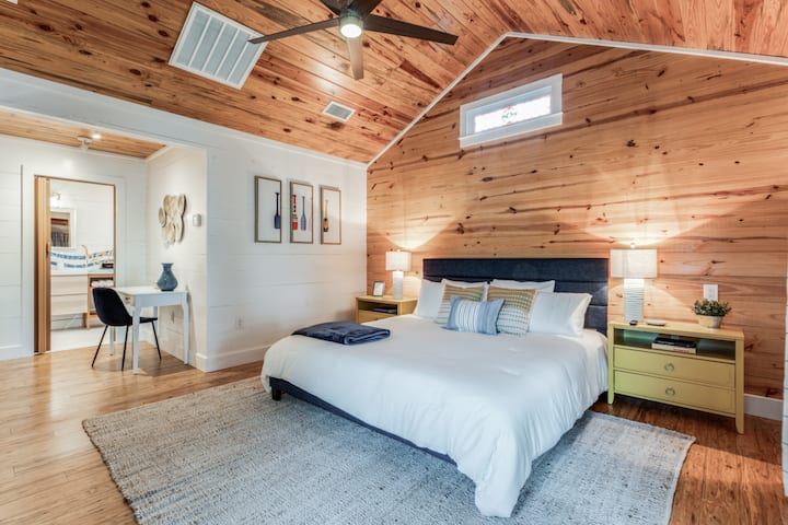 Ფუნქციური და ელეგანტური საძინებელი სამუშაო მაგიდით დისტანციური მუშაობისთვის ან სწავლისთვის