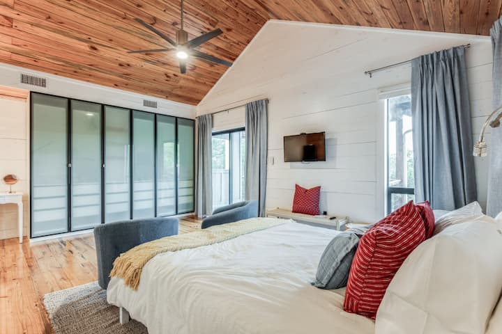 Მშვიდი საძინებელი პლუშის ზომის საწოლითა და რბილი თეთრეულით მშვიდი ძილისთვის.