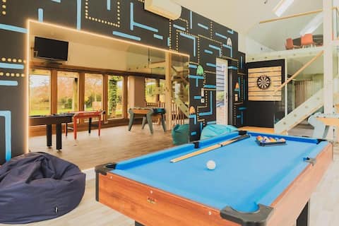 Newmarket Gem: 5-Bedroom Home with Game Room and C