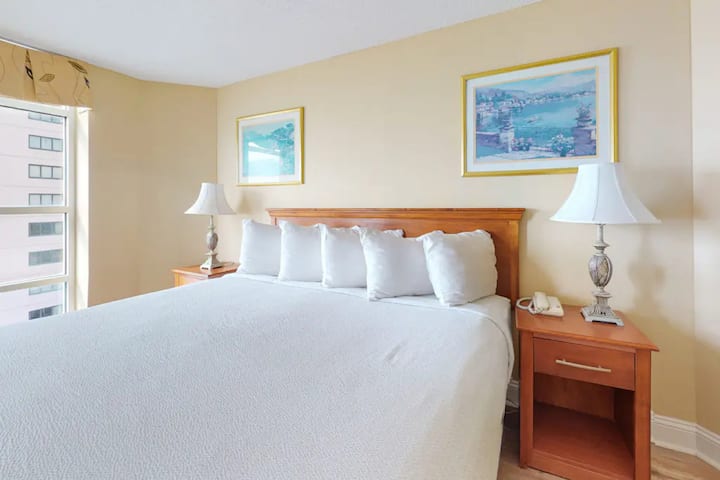 დატკბით რბილი თეთრეულითა და დამამშვიდებელი დეკორით.