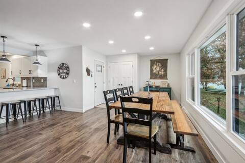Luxe Lake/Beachfront Cabin! Aracdes+Billiards
