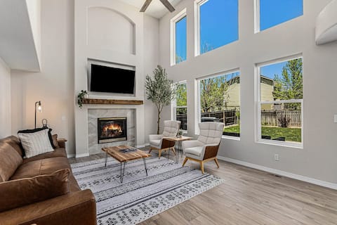 Gorgeous huge perfect home with hot tub!