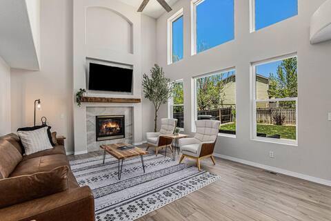 Gorgeous huge  perfect home with hot tub!