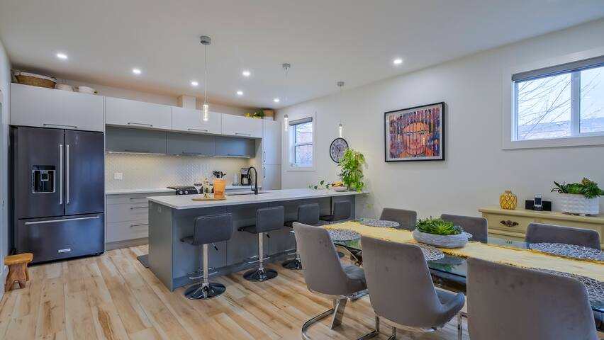 SunSage Vacation Rentals Ltd managed Airbnb listing 3
