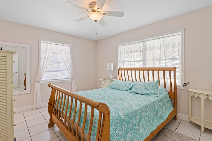 Suita kryesore me krevat dopio "Queen" dhe banjë ngjitur.