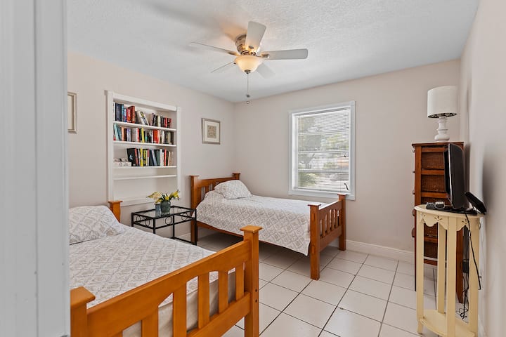 Dhoma e gjumit 2 me dy dhoma gjumi dopio me televizor kabllor.