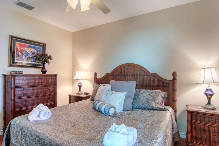 U zatvorenom. Udobno se smjestite i opustite u drugoj spavaćoj sobi s king size krevetom