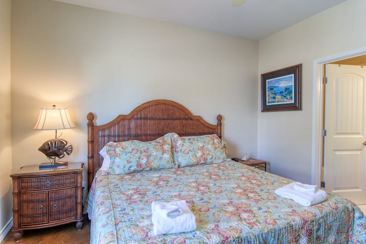 King Bedroom. Sea life inspired - Cozy King Bedroom with en suite bath