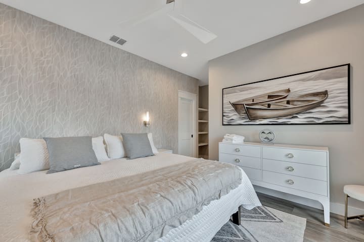 Interior. Dormitorio tamaño king con baño privado.