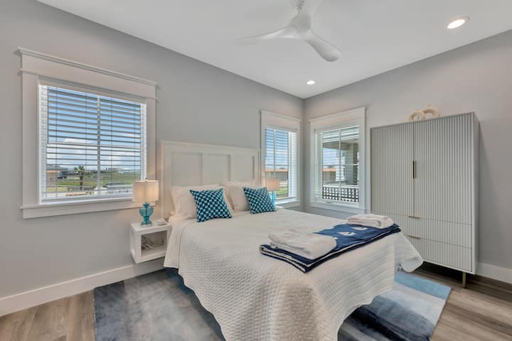 Suite queen. Dormitorio queen con ventanas grandes