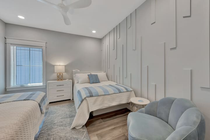 Interior. Dormitorio con 2 camas grandes