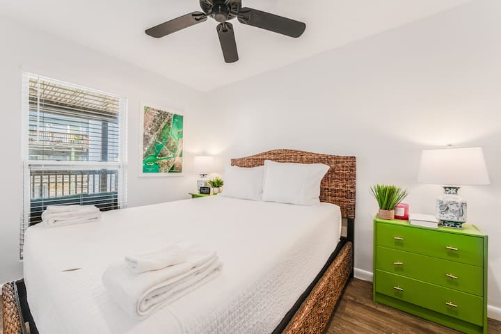 брачна спална соба на главното ниво. 