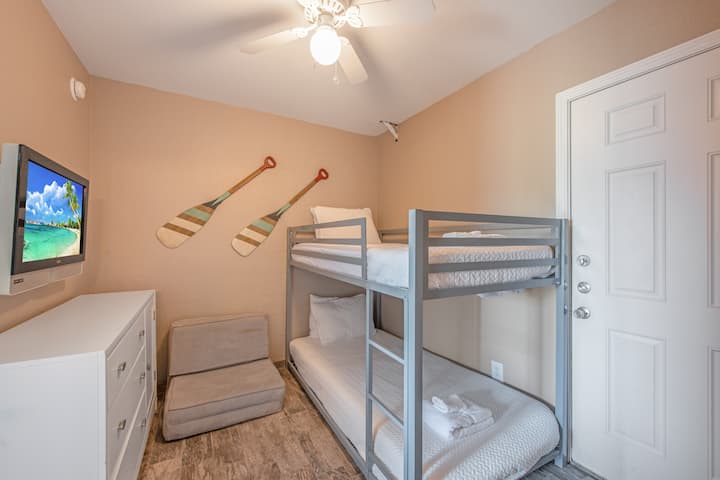 Двуетажна стая с телевизор и 2 отделни двуетажни легла