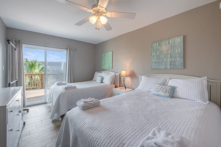 интериор. Спалня с 2 двойни легла и достъп до терасата