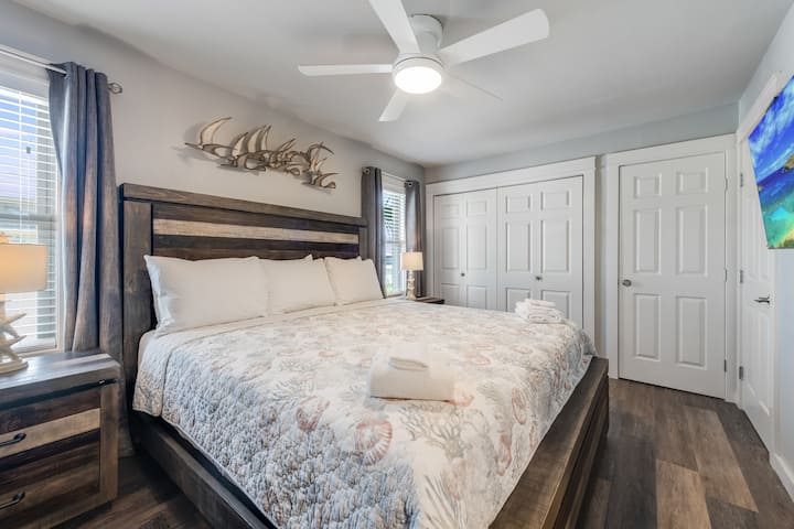 ентериер. Елегантен главен апартман со брачен кревет (широк 150-179 см)